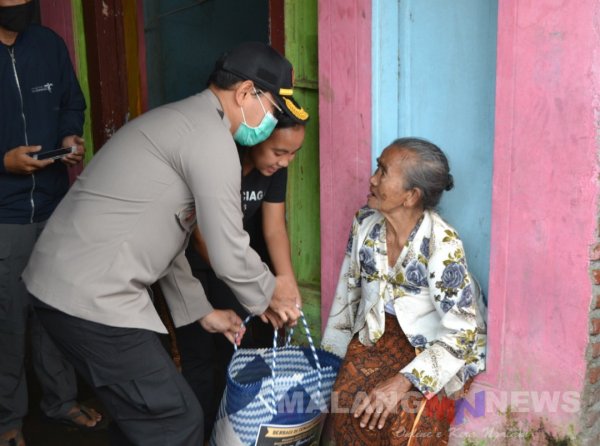 Peduli Masyarakat Terdampak Covid-19, Kapolres Batu Bagikan Sembako