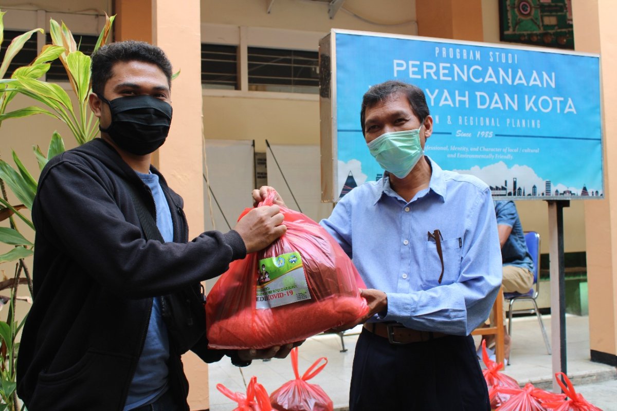 Prodi PWK ITN Malang Bagikan Sembako, Bantu Mahasiswa Terdampak Covid-19