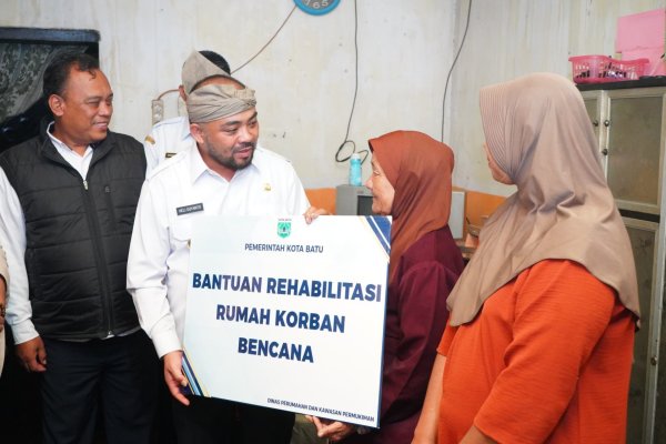 Wawali Kota Batu Heli Suyanto, Berikan Bantuan Rehabilitasi Rumah Warga Desa Sumberejo