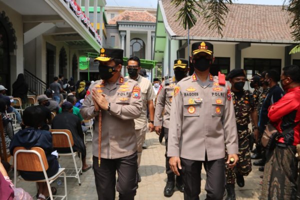Kapolda Jatim, Tinjau Pelaksanaan Vaksinasi Covid-19 ke NUIS Pakis