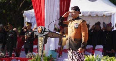 Kenakan Baju Adat Solo, Pj Wali Kota Batu Jadi Inspektur Upacara Harlah Pancasila ke-78