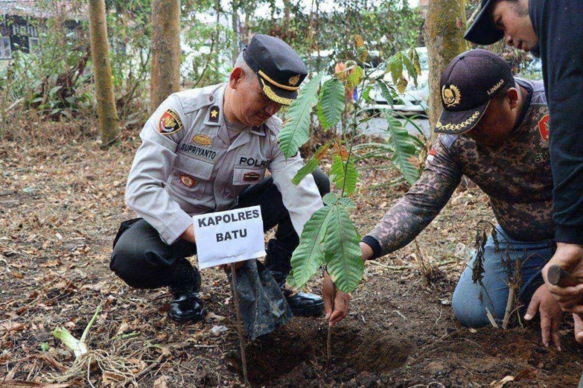 Polres Batu Tanam 200 Bibit Pohon, Kapolres Batu AKBP Oskar: Kontribusi Positif Kami Terhadap Pelestarian Lingkungan