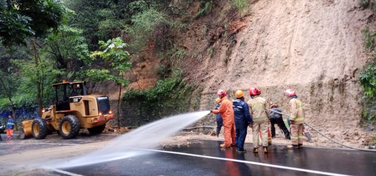 Gerak Cepat, BPBD Kota Batu Atasi Tanah Longsor di Jalan Turnojoyo, Kelurahan Songgokerto