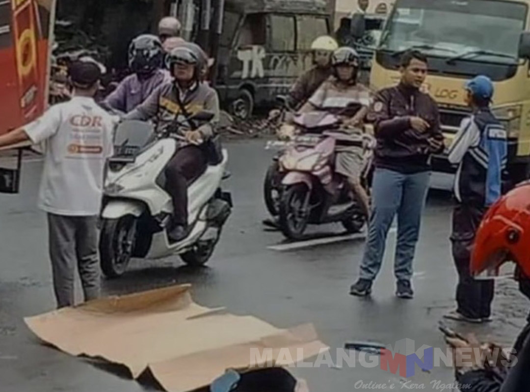 Terperosok Lubang Jalan, Wanita Ini Dilindas Mobil Boks