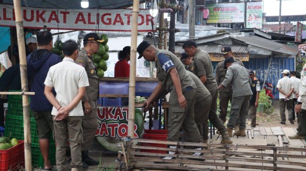 Operasi Gabungan Satpol PP Pemkot Batu Tertibkan PKL dan Parkir Liar