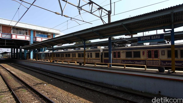 Cegah virus corona, PT KCI bagikan masker di stasiun