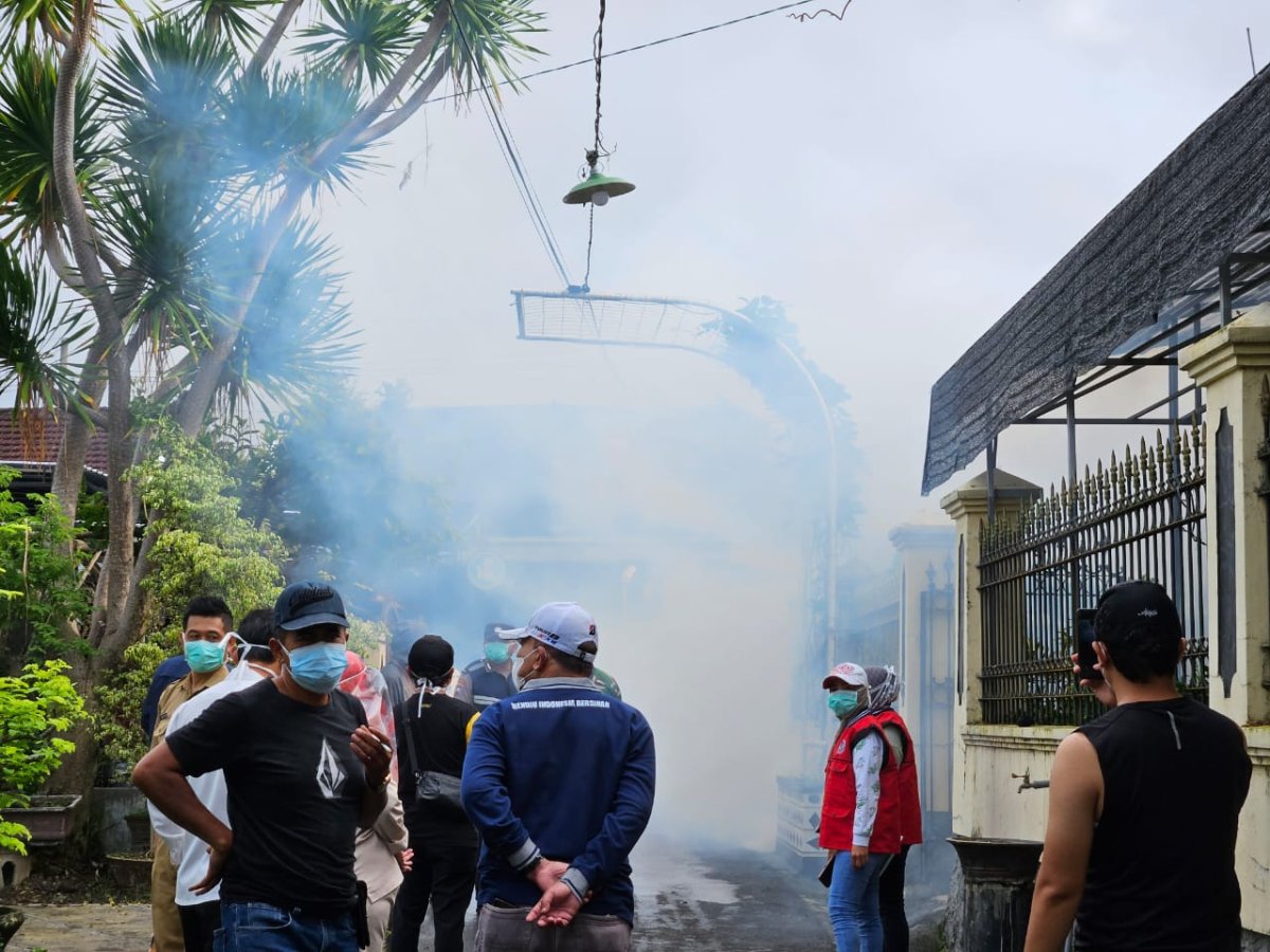 Cegah DBD Dinkes Lakukan Fogging, Pj. Wali Kota Batu Aries: Diharapkan Turunkan Penyebaran Nyamuk Demam Berdarah