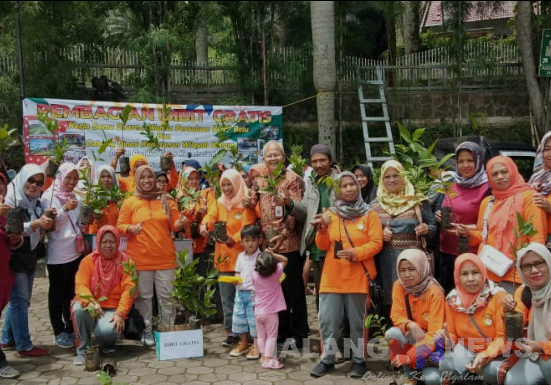 Peduli Lingkungan, Dharma Wanita BBPP Kota Batu Bagikan Bibit Pohon