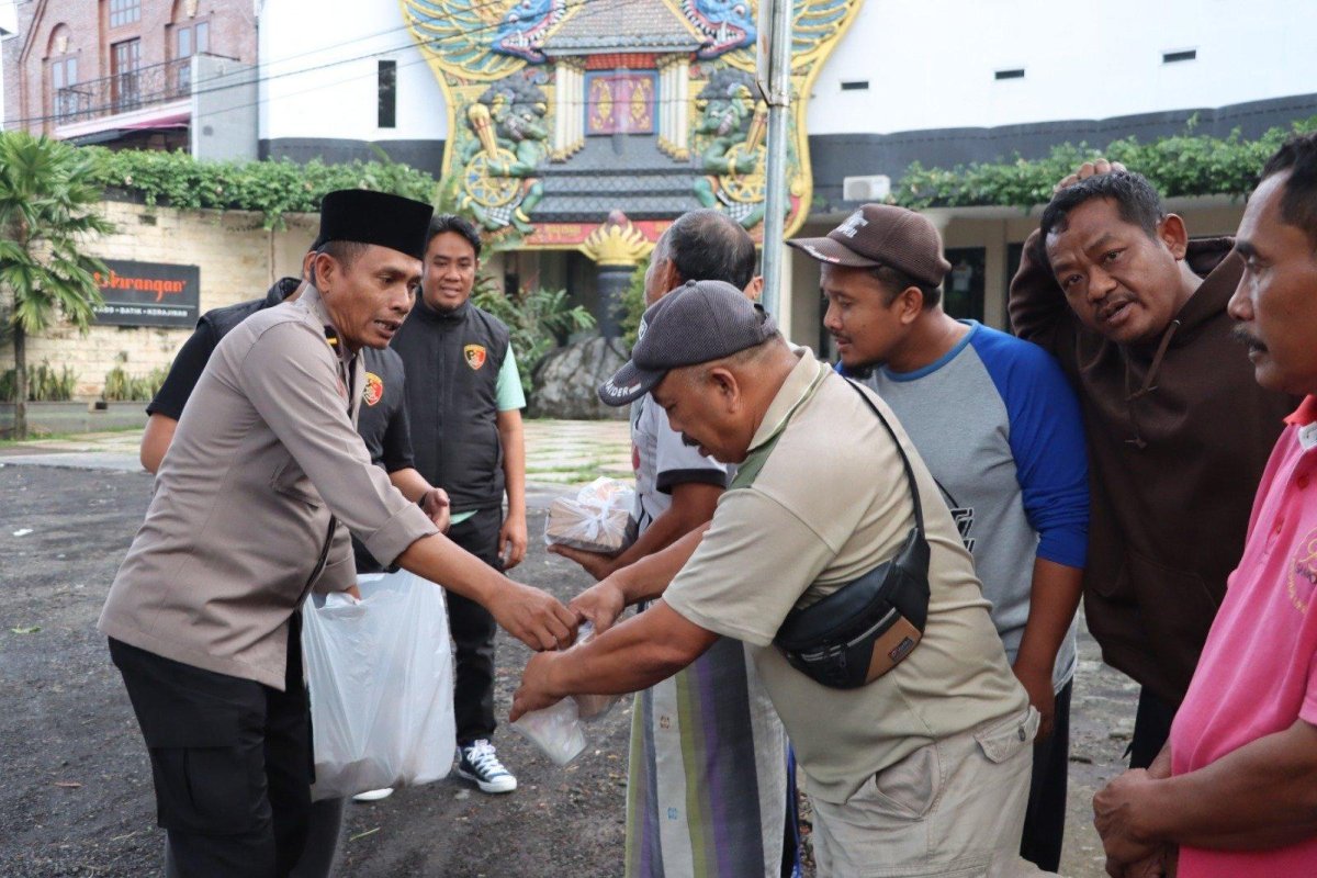 Tingkatkan Iman dan Taqwa, Sat Reskrim Polres Batu Bagikan Takjil Gratis di Bulan Suci Ramadan