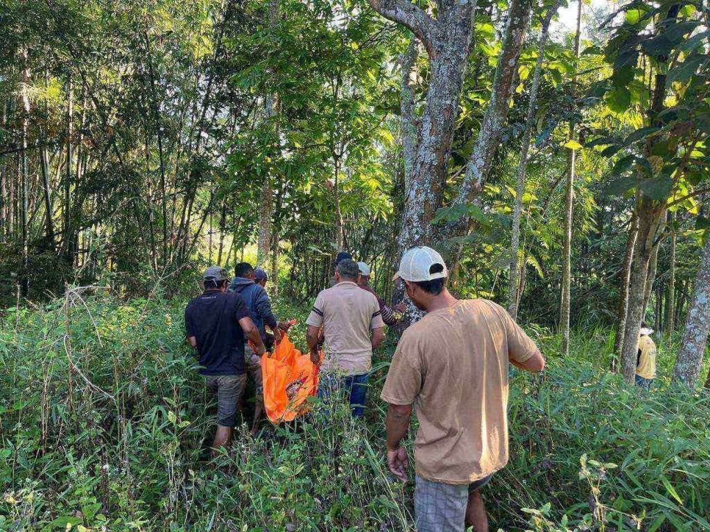 Polisi Evakuasi Mayat Lelaki Warga Desa Oro-oro Ombo yang Gantung Diri di Sebuah Pohon