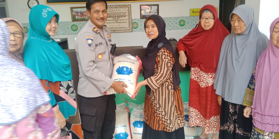 Kasat Binmas Polres Batu Iptu Dwi Jatmiko, Bagikan Bansos dengan Sasaran Pondok Pesantren