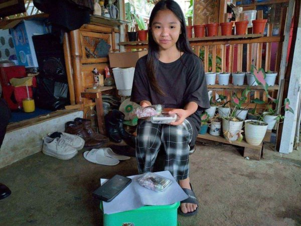 Bantu Perekonomian Keluarga, Inara Kurnia Siswi Kelas 7 SMP PGRI 1 Batu Rela Berjualan Cenil