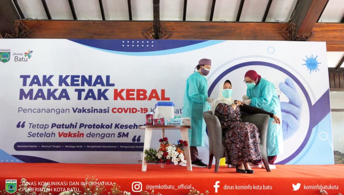 Wali Kota Batu Dewanti Rumpoko, Terima Suntikan Pertama Vaksin Covid-19