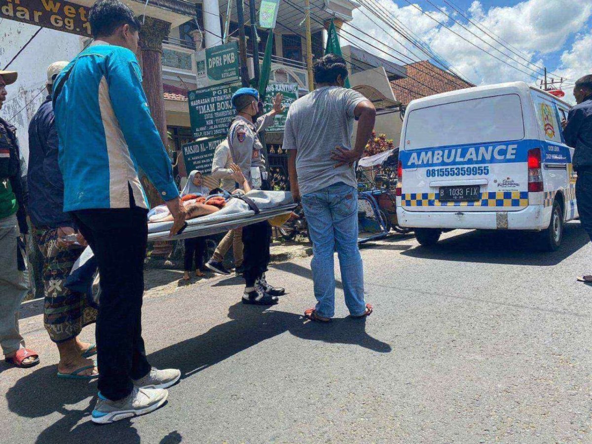 Polresta Malang Kota Bersama Kodim dan Relawan, Evakuasi Korban Laka Lantas