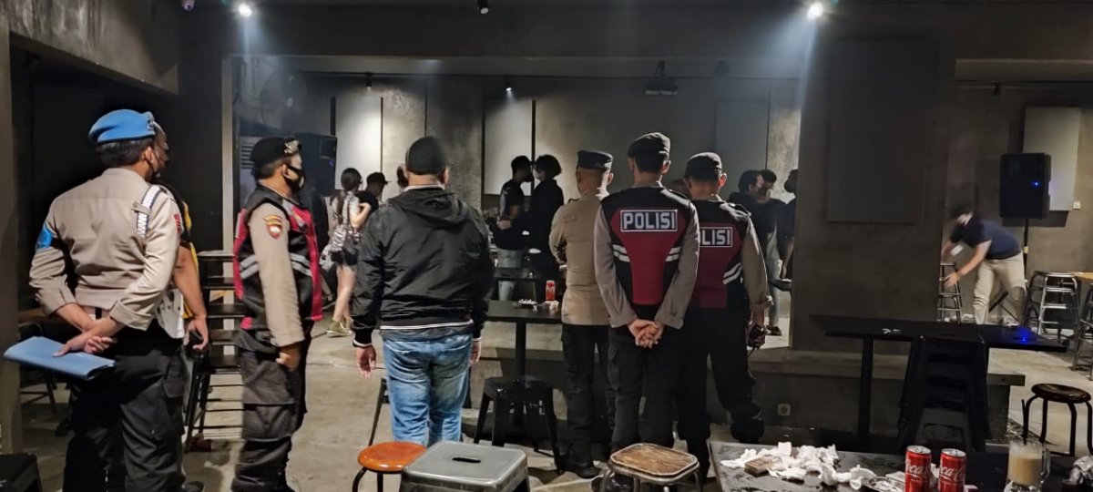 Tim Pamor Keris Polresta Malang Kota, Tindak Cafe yang Nekat Beroperasional Melebihi Batas Waktu