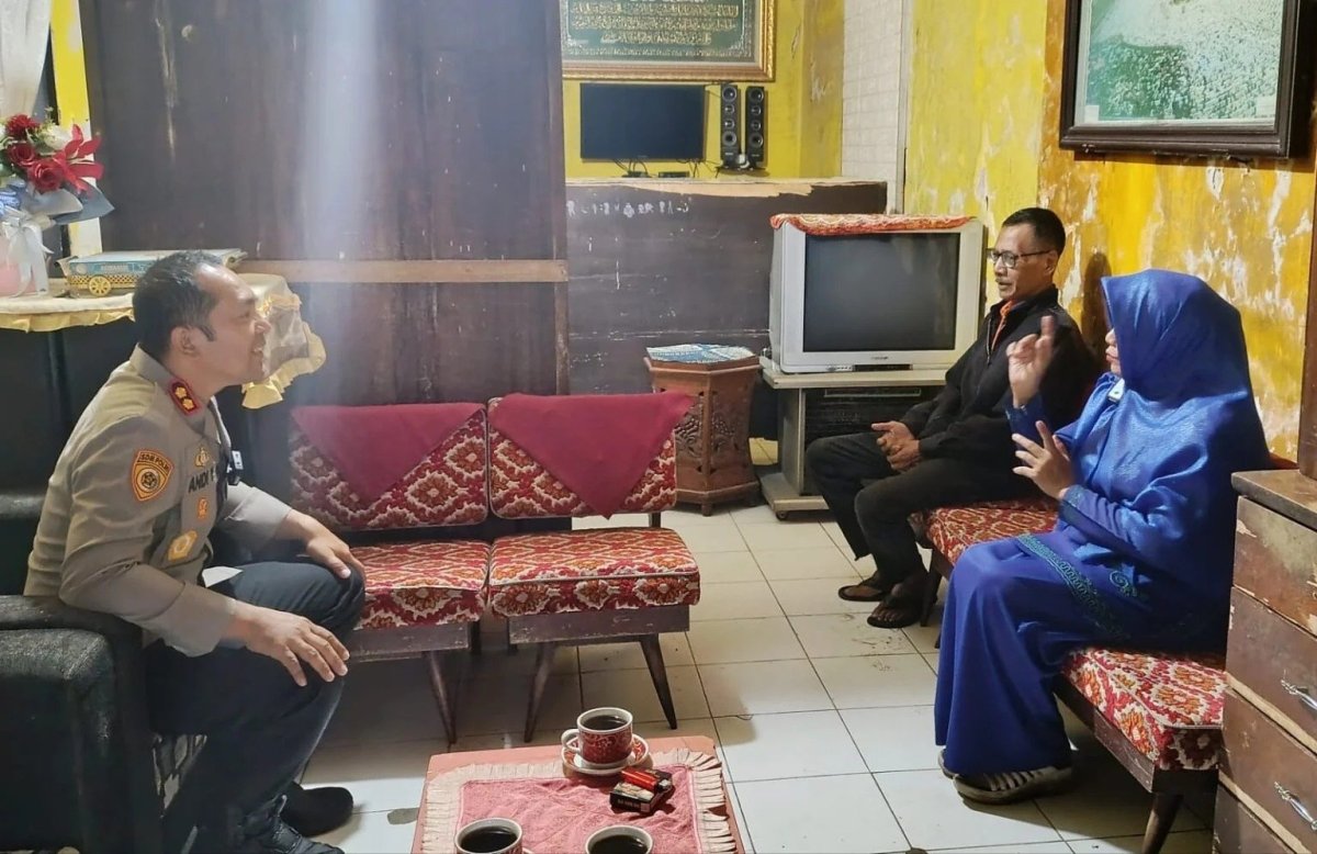 Salam Hormat dari Hati: Kisah Bu Ira dan Cintanya pada Polri, Kado Istimewa Hari Bhayangkara ke-79