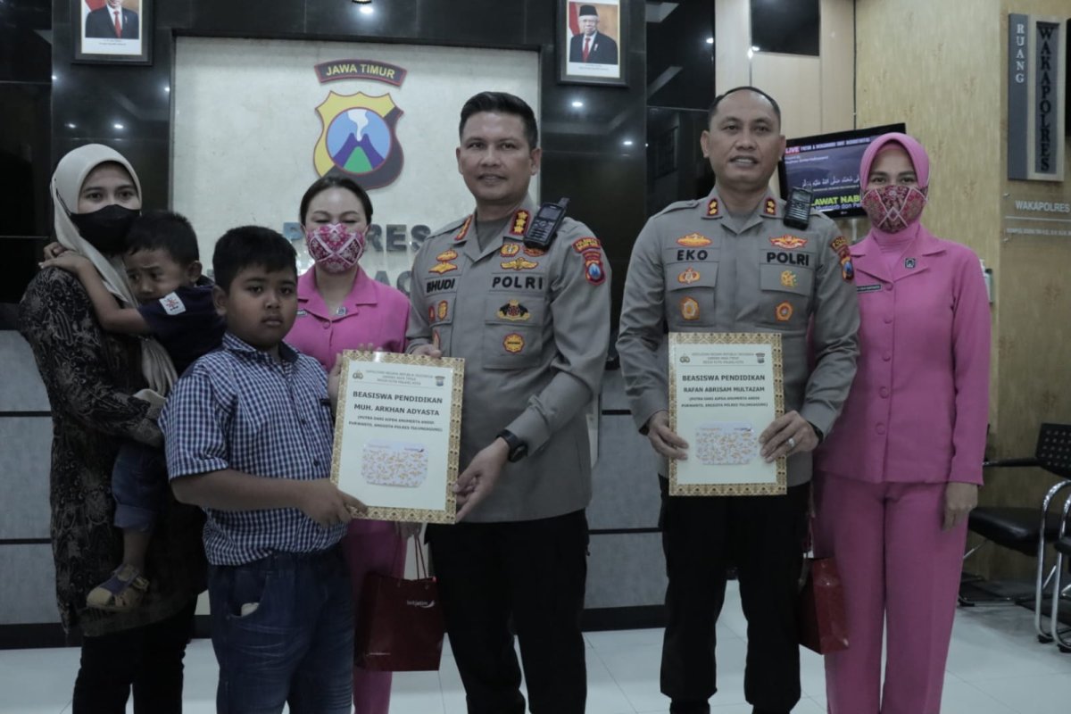 Kombes Pol. Buher Berikan Beasiswa Kapolda Jatim Bagi Anak Polisi Korban Tragedi Kanjuruhan