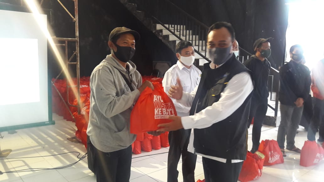 Pemkot Batu Melalui Disparta Bagikan Paket Sembako
