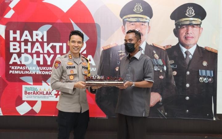 Hari Bhakti Adhyaksa ke-62, Kapolres Batu AKBP Oskar Syamsuddin Beri Kejutan Keluarga Besar Kejari