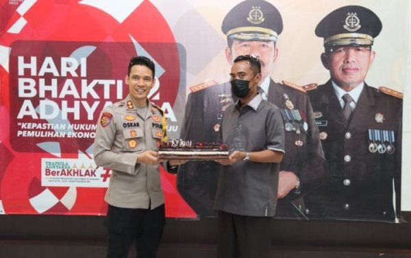 Hari Bhakti Adhyaksa ke-62, Kapolres Batu AKBP Oskar Syamsuddin Beri Kejutan Keluarga Besar Kejari