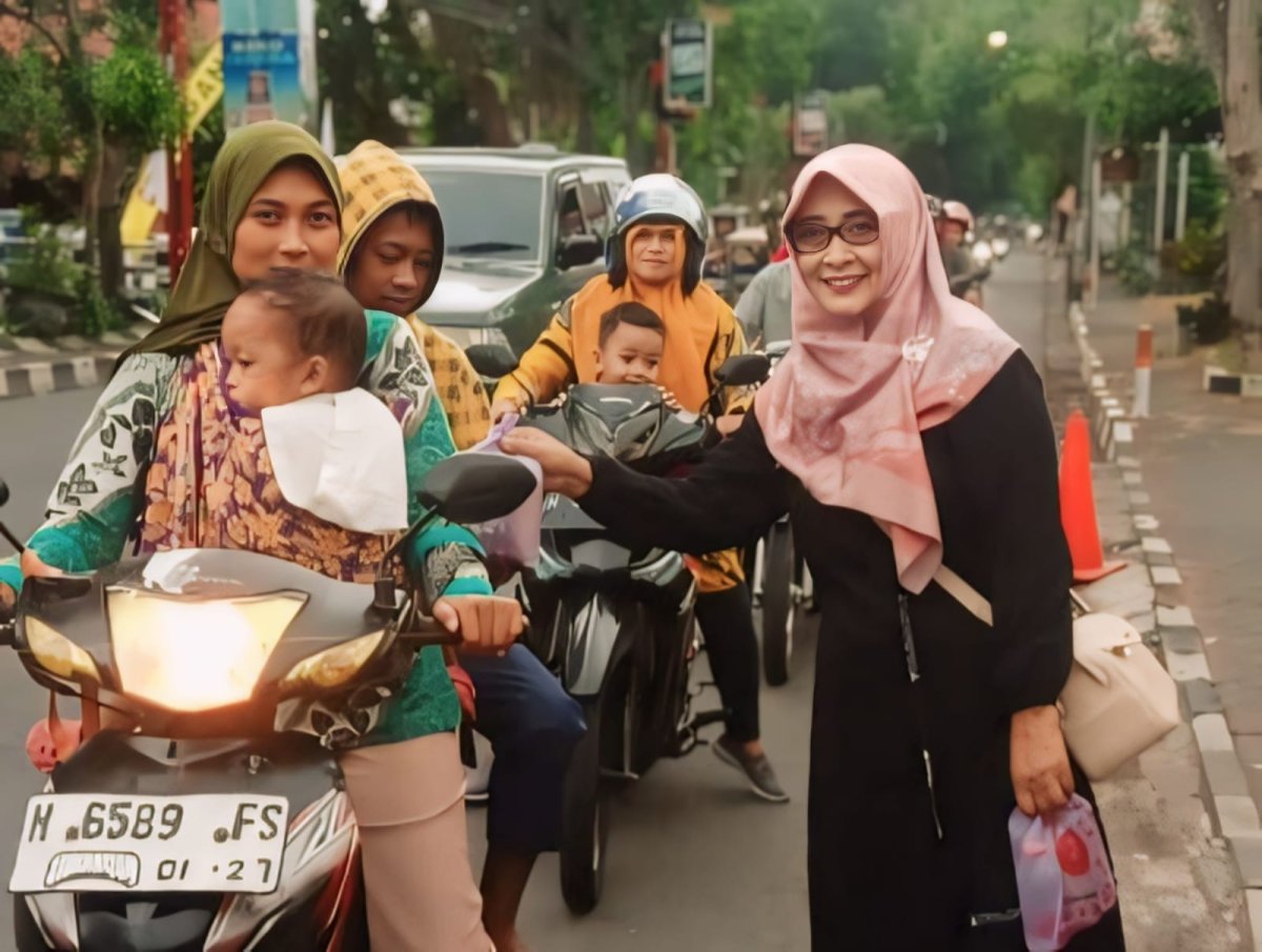 Semarakkan Bulan Suci Ramadan, HIMPAUDI Kepanjen Distribusikan Takjil kepada Pengguna Jalan 