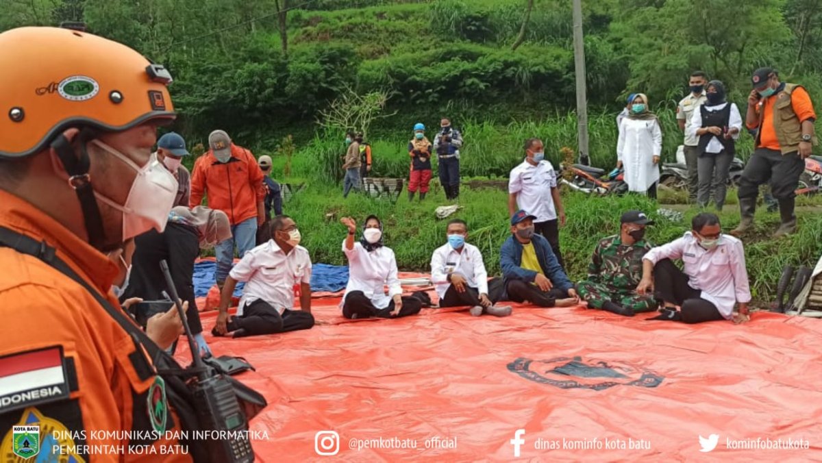 Wali Kota Batu Dewanti Rumpoko, Kunjungi Warga Terdampak Longsor di Dusun Brau