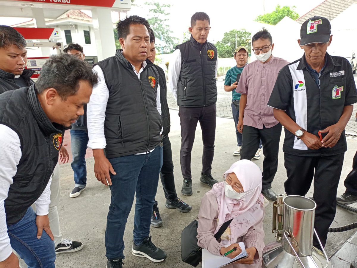Pastikan Stok BBM Aman Jelang Lebaran, Sat Reskrim Polres Batu Sidak bersama Metrologi Diskoperindag