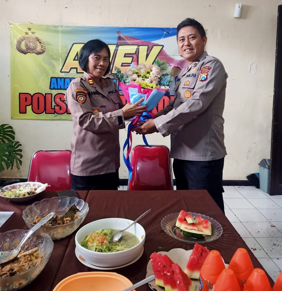 Ultah ke-56, Kapolsek Batu Iptu Mawang dapat Surprise Paket Bunga Mawar dan Kue Tart dari Anggota