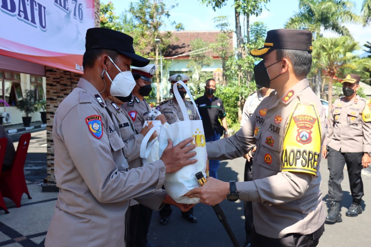 Jelang HUT Bhayangkara Ke-76, Polres Batu Bagikan Bansos Secara Serentak