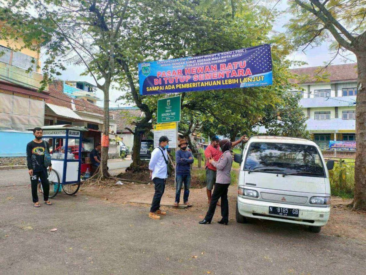 Antisipasi Penyebaran PMK, Bhabinkamtibmas Kelurahan Sisir Imbau Tutup Pasar Hewan Pathok
