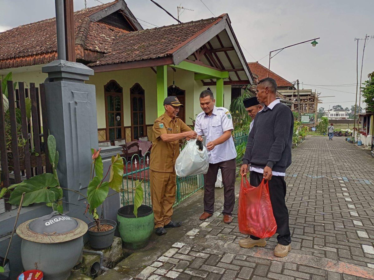 Ikuti Arahan Pj. Wali Kota Batu Aries, Kades Sumberejo Riyanto Punguti Sampah di Setiap Rumah Warga
