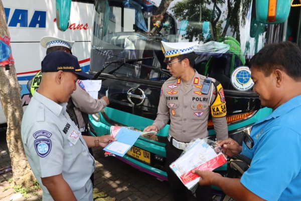 Satlantas Polres Batu Gelar Sidak Kelaikan Bus di Jatim Park 1, Pastikan Keselamatan Wisatawan Nataru