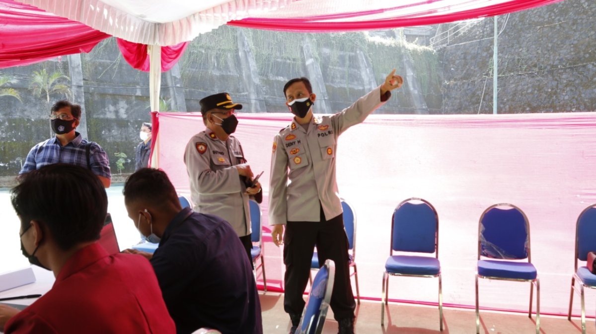 Waka Polresta Malang Kota Dampingi Kapolda Jatim, Tinjau Vaksinasi Merdeka