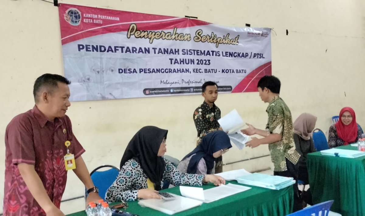 BPN Kota Batu Serahkan Ratusan Sertifikat PTSL Tahun 2023, Kepada Warga Desa Pesanggrahan