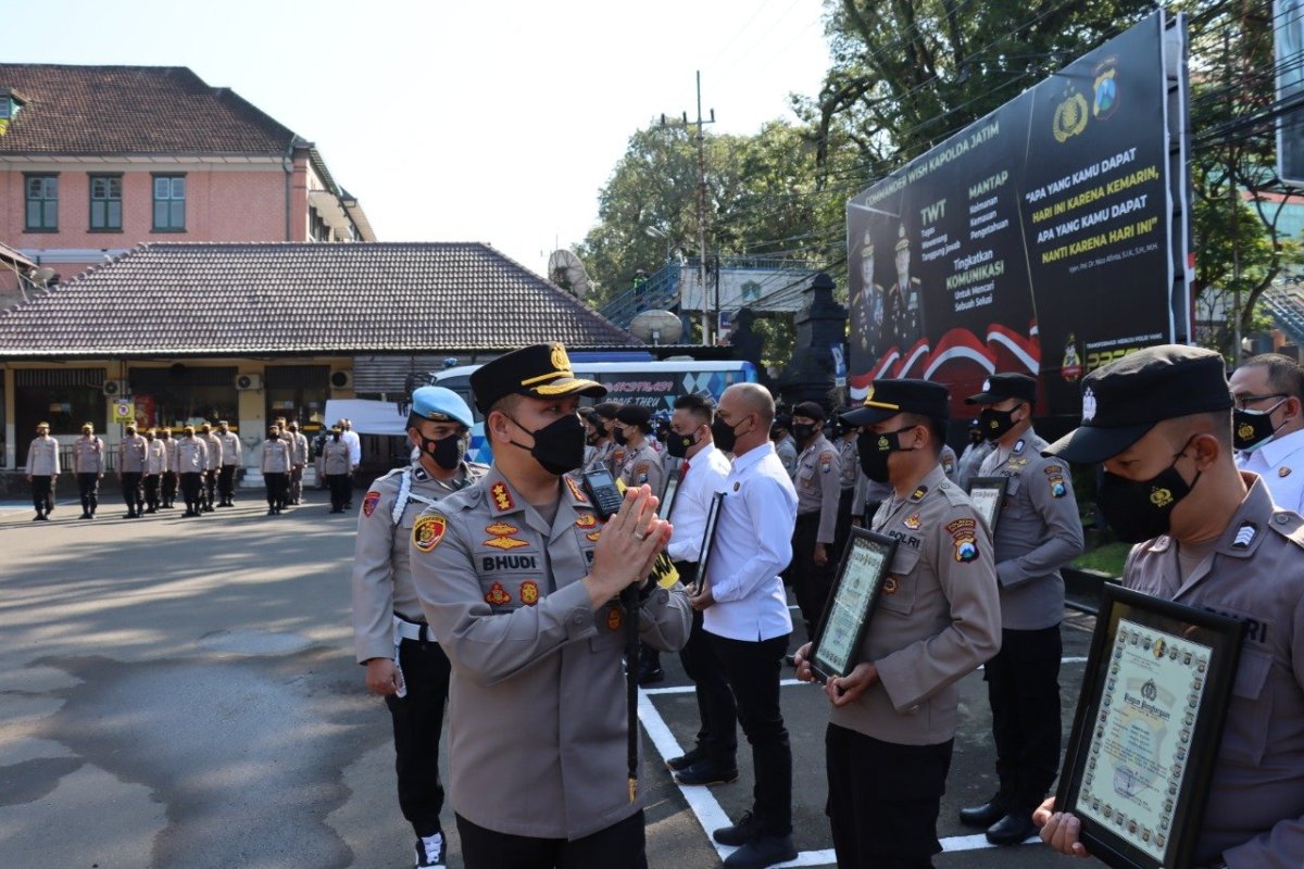 Berhasil Selamatkan Tahanan dari Percobaan Bunuh Diri, Kombes Pol Buher Beri Penghargaan Kasat Tahti