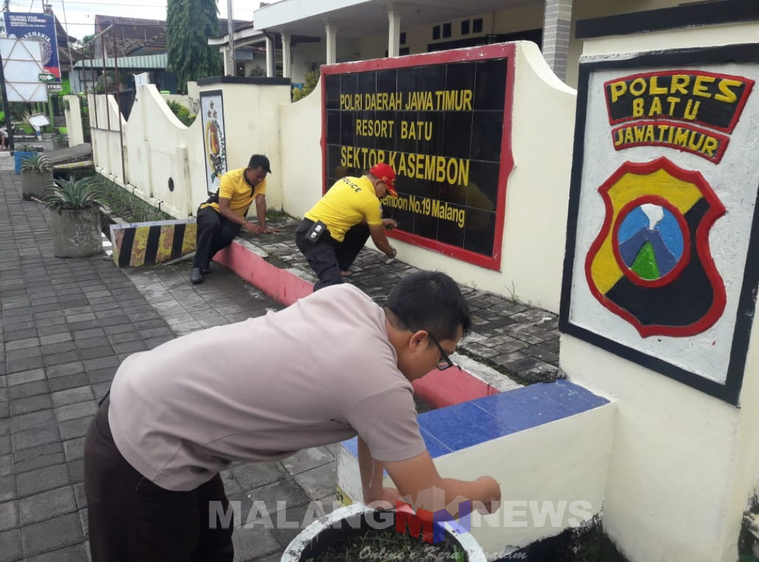 Bersihkan Mapolsek, Pencegahan Kapolsek Kasembon Pada “Virus Corona”
