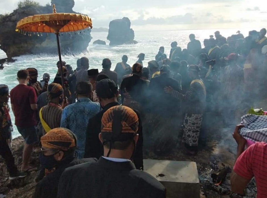 Ritual Sedekah Pantai Ngliyep, Magnet Wisata Kala Pandemi