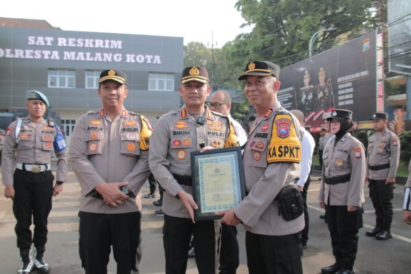 Kapolresta Malang Kota Kombes Pol. Buher Berikan Reward 22 Anggota yang Berprestasi 