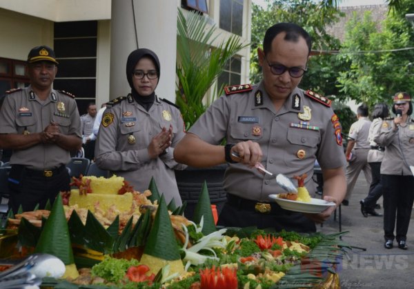 Kapolres Batu Rayakan Ulang Tahun Anggotanya