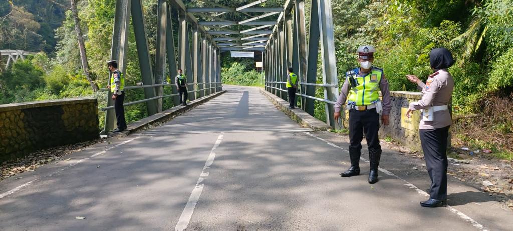 Implementasikan Instruksi Kapolri, Kasat Lantas Polres Batu Survey Jalur Rawan Laka