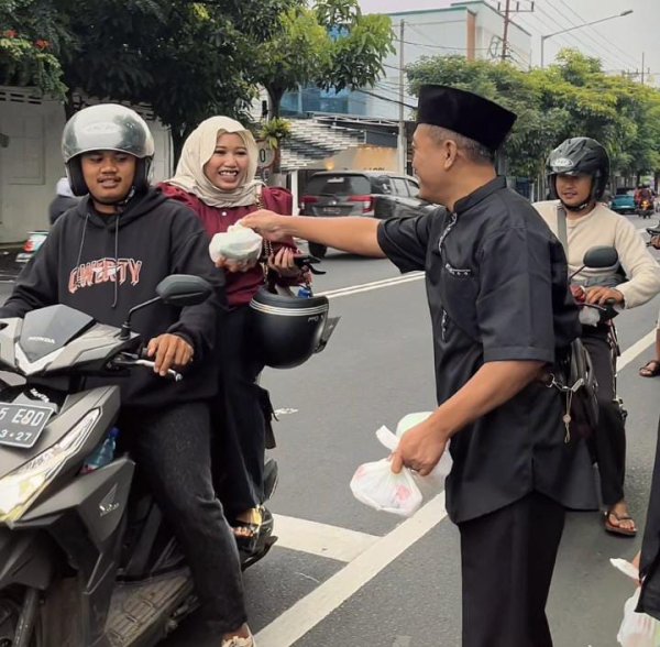 Berbagi dan Peduli, SEKBER LIPAN-RI Bagikan Ratusan Takjil Gratis
