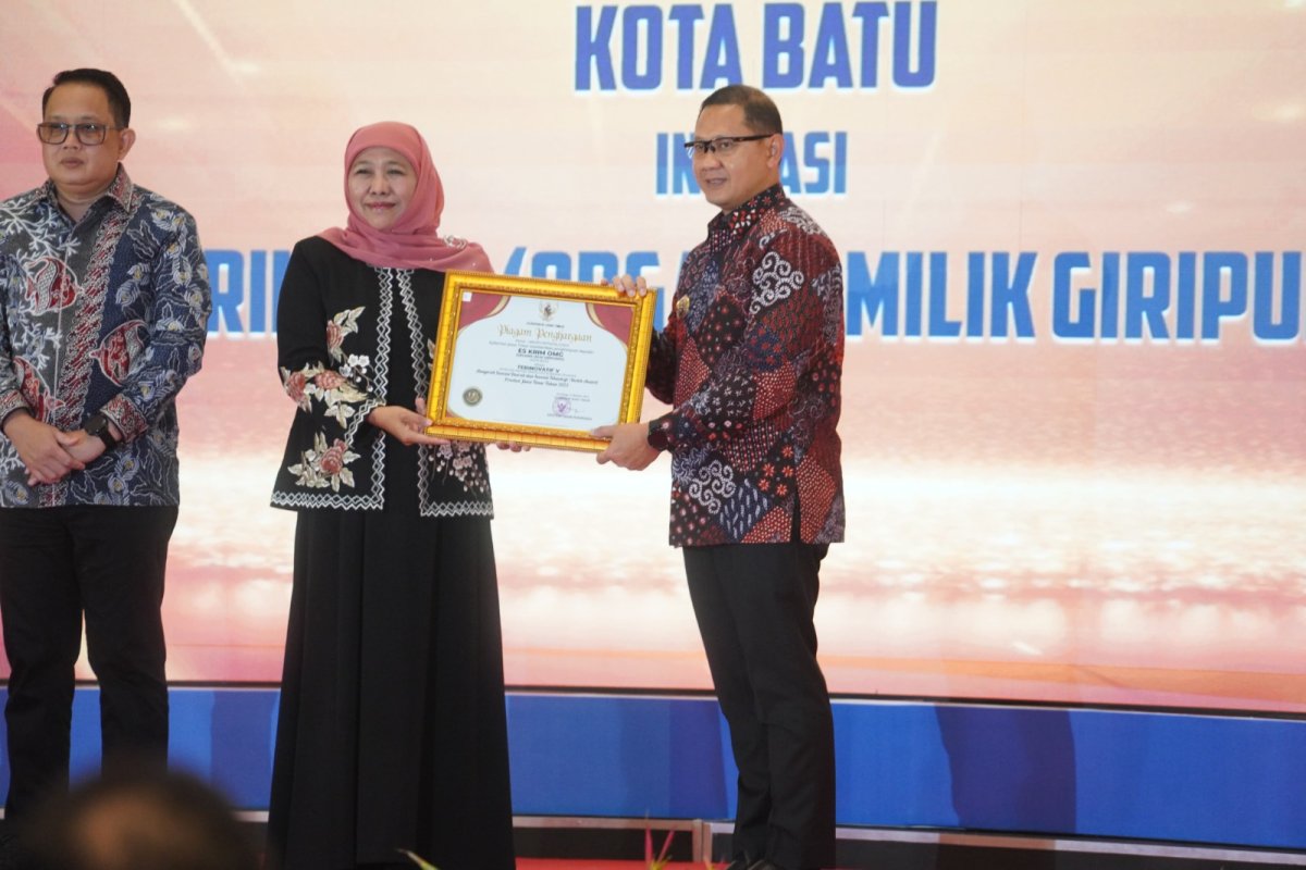 Pj. Wali Kota Batu Aries Agung Paewai, Terima 2 Penghargaan dalam Inotek Award 2023 dari Gubernur Jatim Khofifah