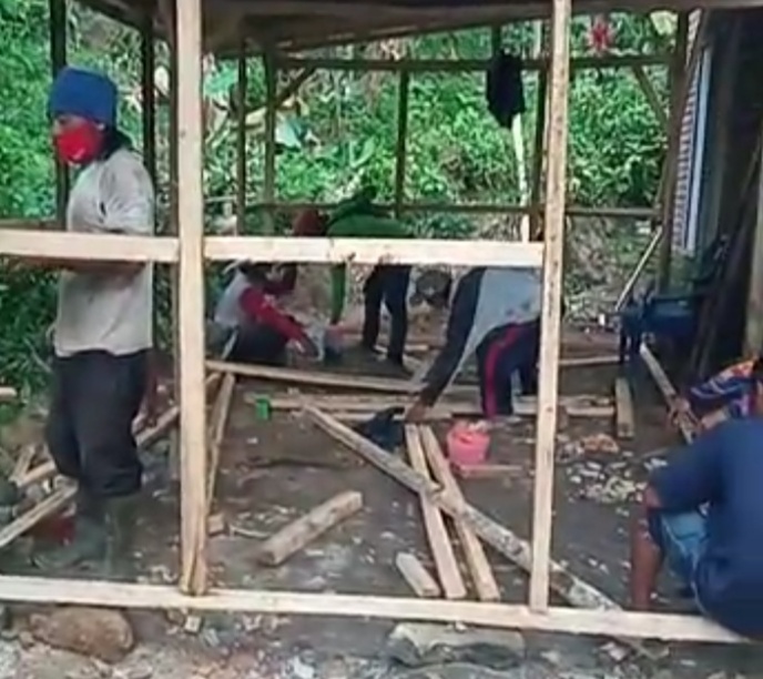 Warga Sukodono Dampit, Bangun Huntara Mandiri