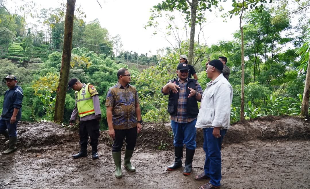 Pj. Wali Kota Batu, Aries dan Kepala BPBD, Agung Sedayu Bersama Warga Gotong Royong Bersihkan Material Longsor
