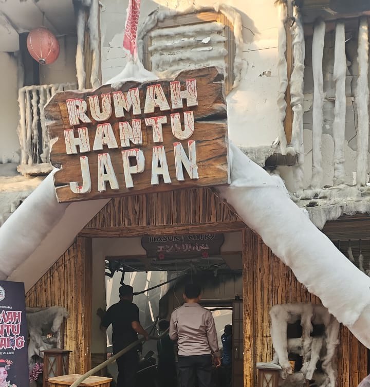 Diduga Akibat Konsleting Listrik Rumah Hantu Japan di The Legend Star, JTP 3 Terbakar 