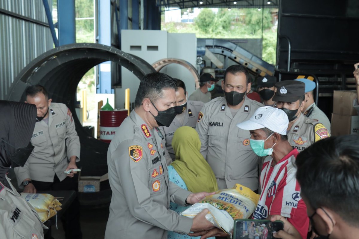 Kepedulian Polresta Malang Kota Pada Pejuang Lingkungan Hidup, Kombes Pol. Buher Bagikan Bansos, Kartu BPJS dan Berikan Vaksinasi