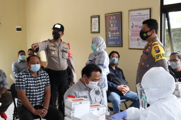 Jelang Pengamanan Pilkada, Anggota Polres Batu Jalani Rapid Test