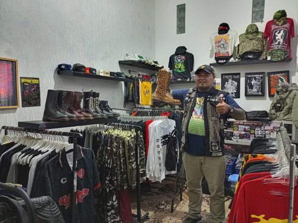 Oki Honestiyan Adi Buka Usaha Distro Kios Chaos, Wadahi Komunitas Punk di Kota Batu