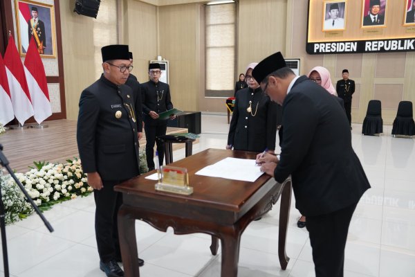 Lantik 15 Pejabat Pemkot Batu, Wali Kota Batu, Nurochman Harapkan Kinerja Terbaik dan Tanggung Jawab