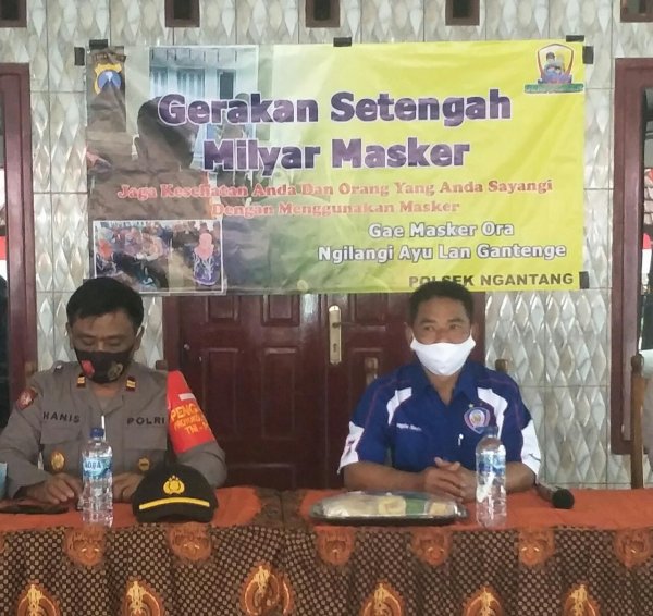 Bersama Bhayangkari dan Koramil, Kapolsek Ngantang Bagikan Masker Gratis